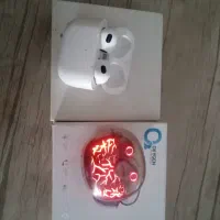 دوتا ایرپاد یکی مدل اکسیژن و یکی مدل AirPods