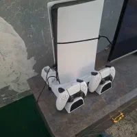 پلی ۵ با دو دسته اصلی و پایه فن و شارژ