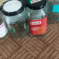 تعداد زیادی شیشه مربا ازکوچک بزرگ موجوده