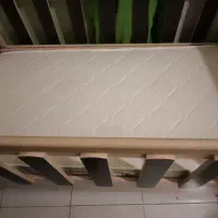 تخت بچه با تشک آن در حده نو .با حمل کننده و نگه دا