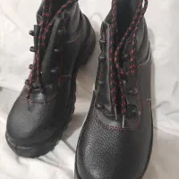 کفش کار و دستکش نو