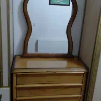 میز آرایش و آینه