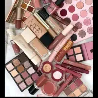 فروشنده خانوم لوازام ارایشی