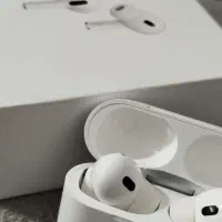 یک عدد Airpods pro