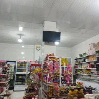 کارگر چیدمان آقا برای سوپرمارکت