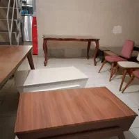 تعدادی میز غذا خوری و صندلی