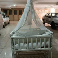 تخت کنار مادر  و صندلی ماشین