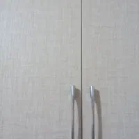 یک کابینت فلزی سه دره همراه ظرفشویی دوقلو