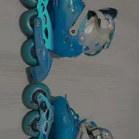 اسکیت نوجوان آبی همراه گارد بدنی