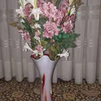 گلدان شیشه‌ای مات دکوراتیو و 5 شاخه گل ویراکیش