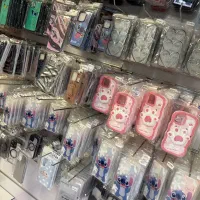 صندوق دار و ادمین  خانم در فروشگاه قاب موبایل