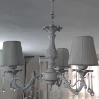 لوستر سفید با لامپ بسیار تمیز سفید