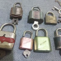 تعدادی قفل وکلید قدیمی|کلکسیون اشیاء عتیقه|کرمان, |دیوار