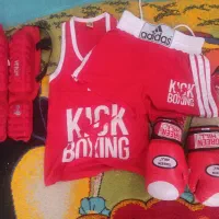 یک جفت دستکش بوکس، یک جفت زانو بندو لباس مخصوص