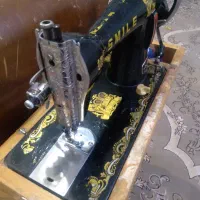 یک عدد چرخ خیاطی به فروش می‌رسد