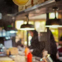 پیتزا زن و سالاد زن