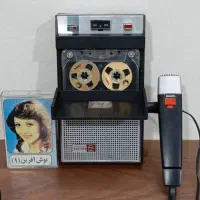 ضبط قدیمی کاست خبرنگاری بامیکروفن نوار ریل