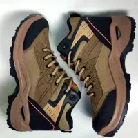 کفش کوهنوردی و کار و پیاده روی