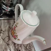 قوری بزرگ قدیمی پیشه درش چند تا لپ پری داره