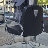نیازمند  یک آرایشگر آقا  حرفه ایی هستم
