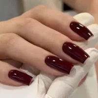 خدمات کاشت ناخن و آموزش