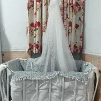 تخت و گهواره کنار مادر