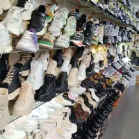 به یک فروشنده ماهر برای مغازه کفش