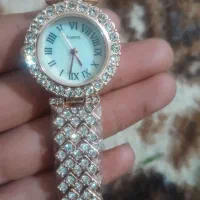 ساعت نگین داره