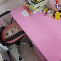 میز تحریر و چراغ مطالعه