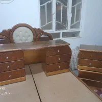 تخت خواب دونفره با میز ارایشی و پاتختی دوطرف تخت