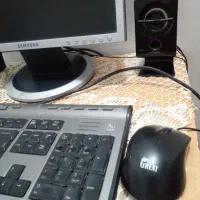 یک عدد کامپیوتر با گیس و دو عدد باند|رایانه رومیزی|گمیشان, |دیوار