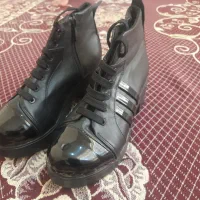 نیم پوتین|کیف، کفش، کمربند|شیراز, تندگویان|دیوار