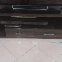 میز تلویزیون درجه یک با صفحه شیشه ای