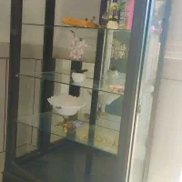 بوفه شیشه جلوش شکسته.درب دو بغل هم قفل کلید نداره