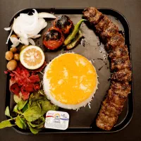 آشپز .در کبابی تخته کار .منقل کار حرفه‌ای