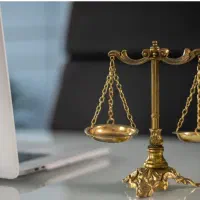 استخدام وکیل