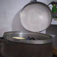 یک عدد قابلمه مسی قدیمی و ۶ کاسه مسی