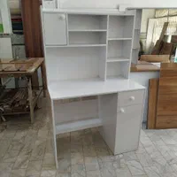 میز تحیر و کتاب خانه