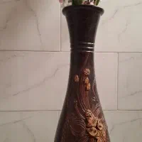 گلدان سفالی با شاخه گل مصنوعی