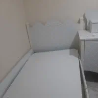 تخت خواب یک نفره فقط چوب کف تخت شکسته در حد نو هست|تخت و سرویس خواب|کرج, شهرک فهمیده|دیوار