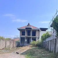 زمین با بنای نیمه کاره