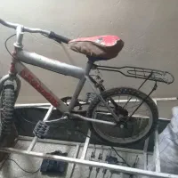 دوچرخه و چهار پایه آهنی