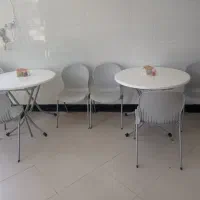 میز و صندلی، سینک، دستشور، سطل آشغال