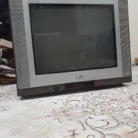 یک تلویزیون قدیمی سالم هست و کنترل به فروش می‌رسد