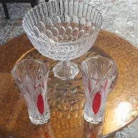 دو عدد گلدان و یک میوه خوری و یک گلیم فرش