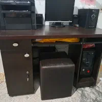 میز کامپیوتر تمیز در حد نو