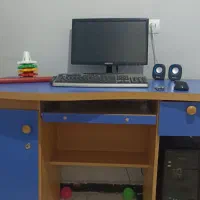 کامپیوتر با میز و صندلی