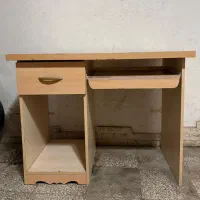 میز تحریر و کامپیوتر
