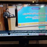 تلوزیون ۴۲ اینچ به همراه میز و دستگاه دیجیتال.