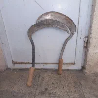 دو عدد داس کشاورزی